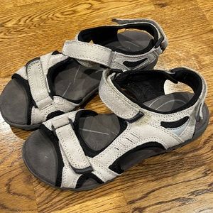 Tan and black sandal size 6